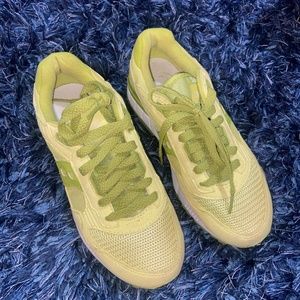 Lime saucony tennis shoes